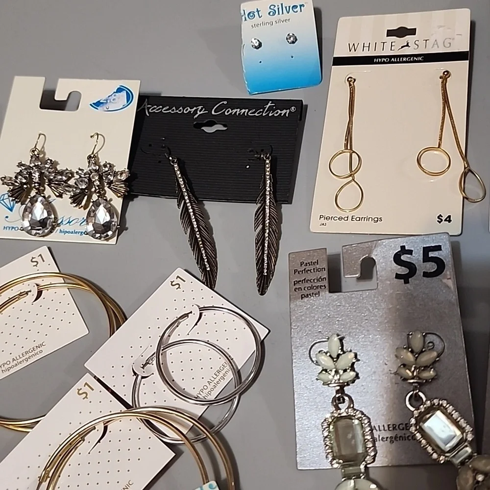 Bundle of 40 earrings